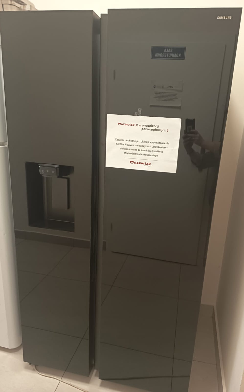 Lodówka zakupiona w ramach projektu pod nazwą: Zakup wyposażenia dla KGW w Nowych Hołowczycach „DD Senior+”